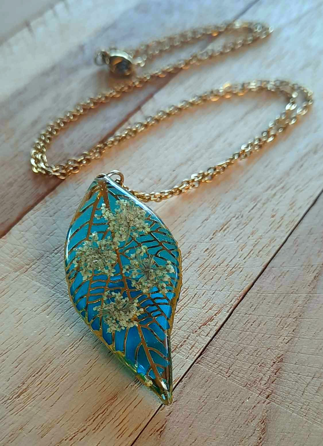 Collier, Fleur de carotte sauvage